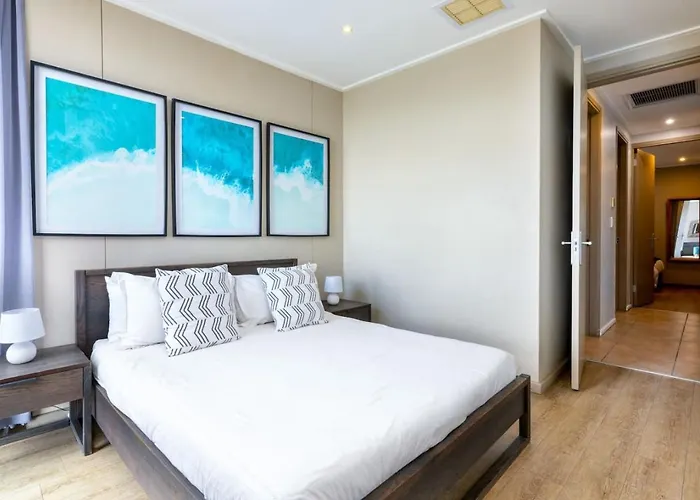 Stylish Two Bedroom In Point Bay 211
