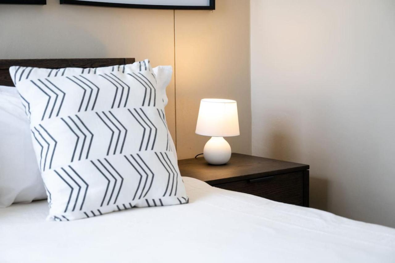 Apartment Stylish Two Bedroom In Point Bay 211