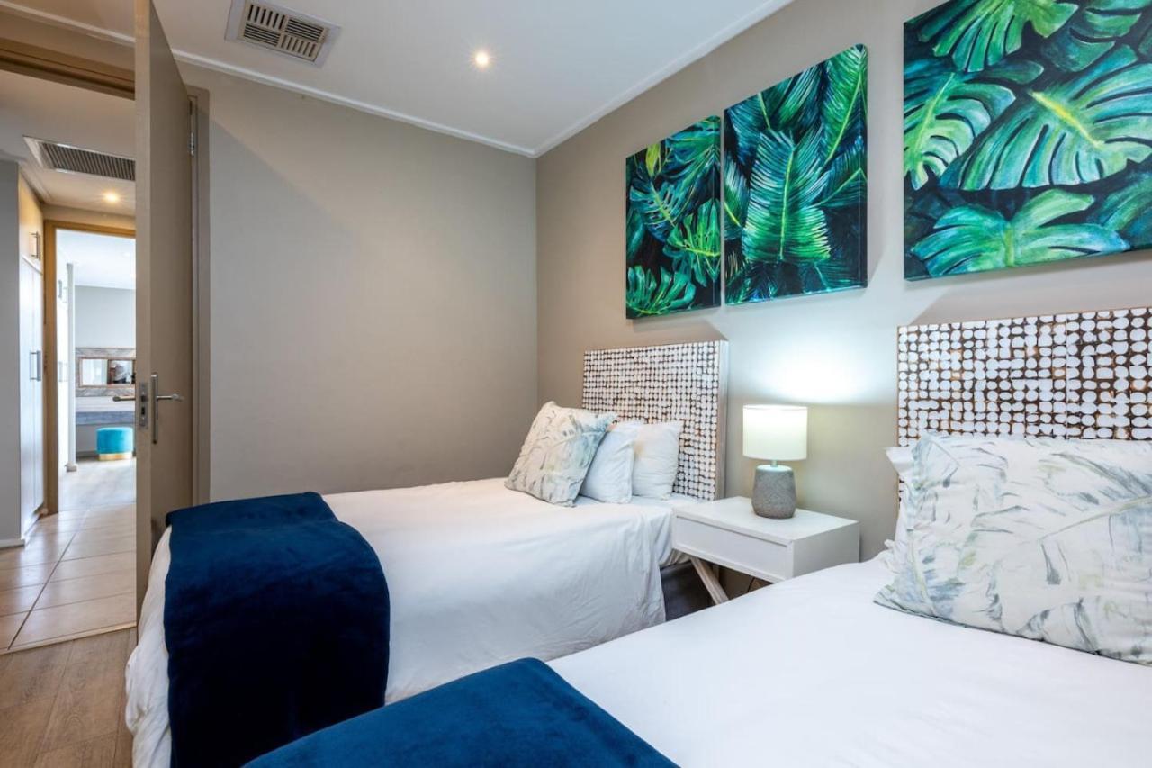Stylish Two Bedroom In Point Bay 211 Apartment
