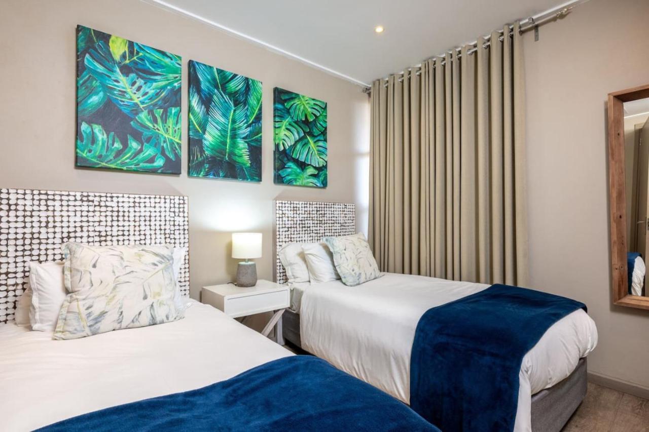 Stylish Two Bedroom In Point Bay 211 Apartment *