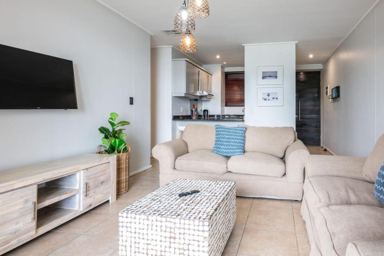 Stylish Two Bedroom In Point Bay 211 Apartment *