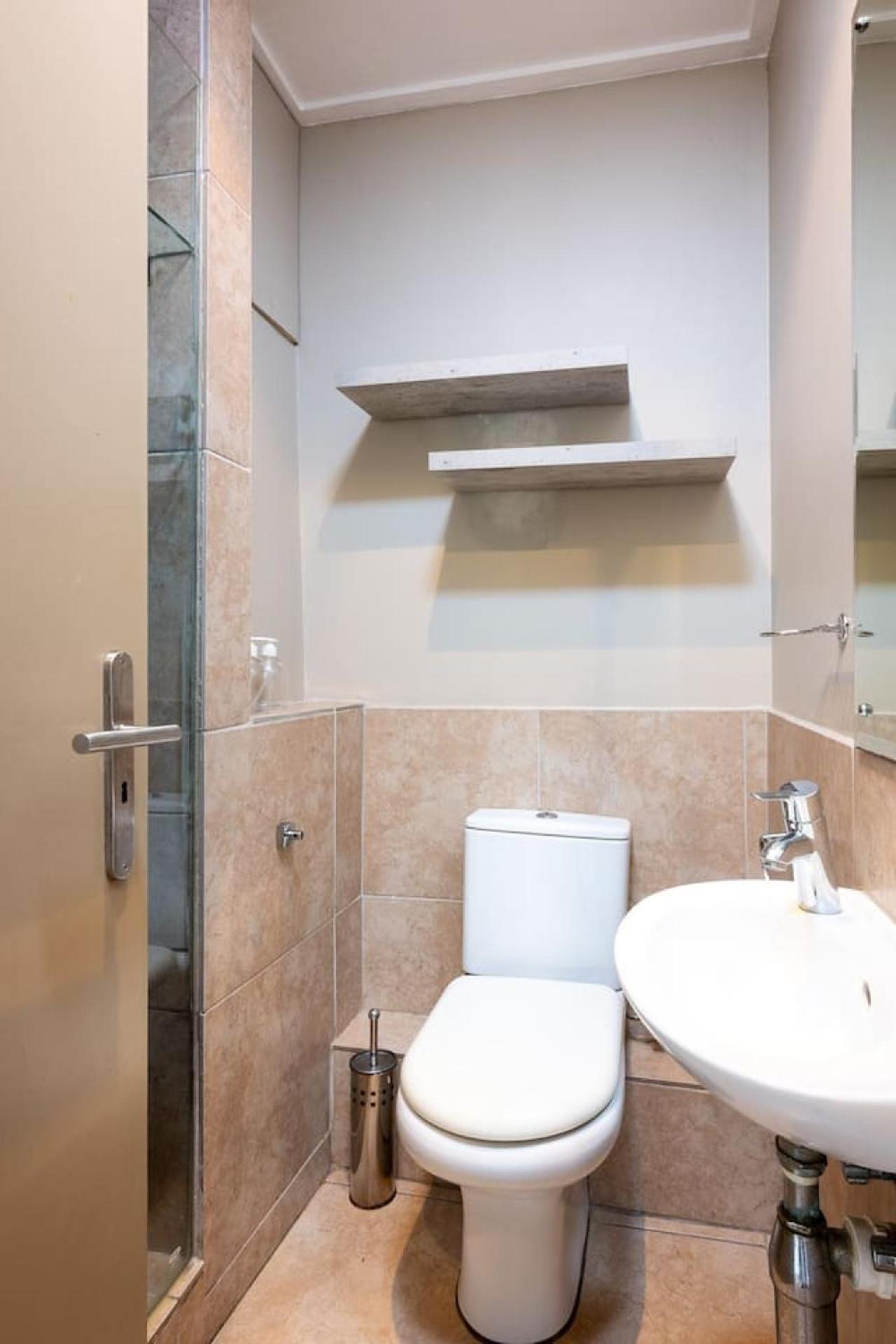 Stylish Two Bedroom In Point Bay 211