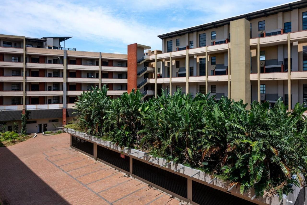 Stylish Two Bedroom In Point Bay 211 Apartment